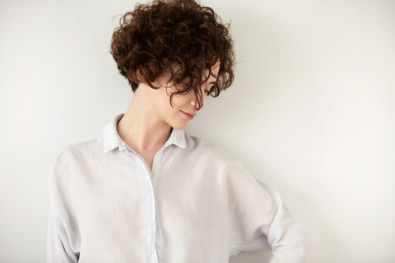 Quelle coupe courte pour cheveux frisés et épais ? - Le Mag Beauté